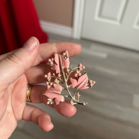 Vintage 1960 CORO Pink Floral Brooch from estate sale 🌸 - Picture 4 of 8